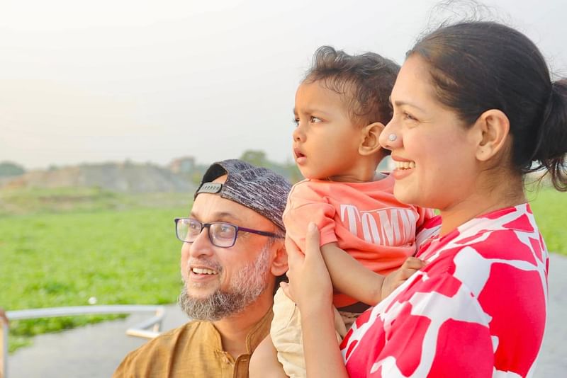 নৌবিহারে আমন্ত্রিত অতিথি হিসেবে ছিলেন মোস্তফা সরয়ার ফারুকী ও নুসরাত ইমরোজ তিশা দম্পতি। এ দম্পতির সঙ্গে তাঁদের একমাত্র সন্তান ইলহামকেও দেখা যাচ্ছে
