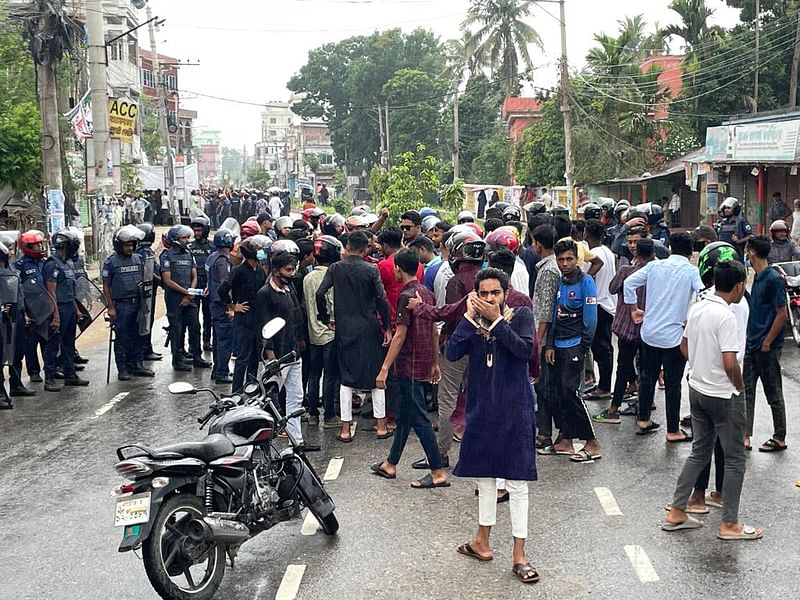 প্রধান অতিথি উপস্থিত হওয়ার পর উত্তেজনা দেখা দিলে সমাবেশ শেষ করে বিএনপি। আজ শনিবার সকালে নাটোর শহরের আলাইপুরে
