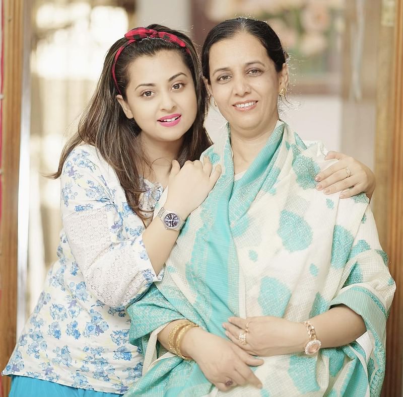 মায়ের সঙ্গে হাসিখুশি ছবি পোস্ট করেছেন। এই দিন ছিল বিশ্ব মা দিবস। মা ও সন্তানকে নিয়ে দিনটি কাটিয়েছেন এই অভিনেত্রী।