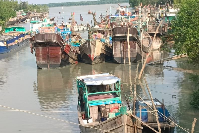 ঘূর্ণিঝড় মোখার প্রভাবে সাগর উত্তাল। তাই পাথরঘাটাসহ উপকূলে ফিরে আসছে মাছ ধরার ট্রলার। গতকাল শুক্রবার বিকেলে পাথরঘাটা বিএফডিসি মৎস্য অবতরণকেন্দ্রে