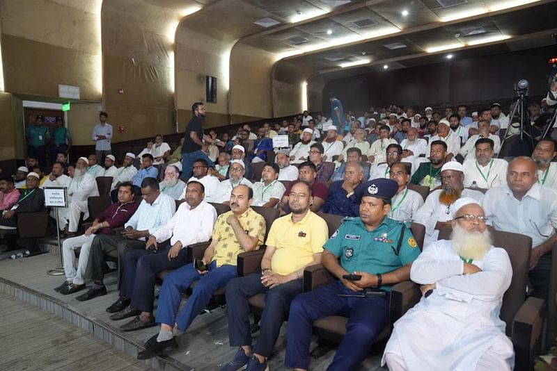 মতবিনিময় সভায় উপস্থিত কারওয়ান বাজারের ব্যবসায়ীসহ অন্য অতিথিরা