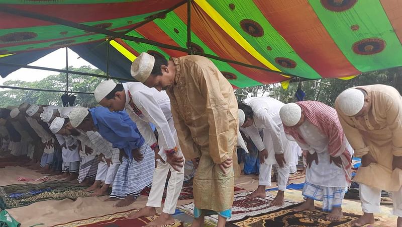 মাদারীপুরে মধ্যপ্রাচ্যের সঙ্গে মিল রেখে ঈদুল আজহা উদযাপন করেছেন ২৫ মানুষ। আজ সকালে সদর উপজেলার কালিকাপুর ইউনিয়নের তাল্লুক সরকারি প্রাথমিক বিদ্যালয় মাঠে