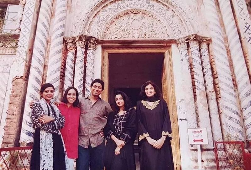 নাটক বিজ্ঞাপনের অঙ্গন তখন ছিল এসব অভিনয়শিল্পীদের দখলে। আফজাল হোসেন, তানিয়া আহমেদ, সুইটিরা নিয়মিত পর্দায় থাকতেন। ছবির নিচে সুইটি লিখেছেন, ‘সেই সময়টার কথা মনে হয়, কী সুন্দর একটা সময় ছিল। সেই সময়টায় সম্পর্কগুলো এত মধুর ছিল এবং সবার প্রতি সবার ভালোবাসা এবং শ্রদ্ধা ছিল।’