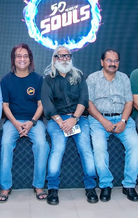 পার্থ বড়ুয়া তখন চট্টগ্রামের সেন্ট প্ল্যাসিডস স্কুলের শিক্ষার্থী। এই স্কুলে সপ্তম শ্রেণিতে শিক্ষক হিসেবে পেয়েছিলেন রেলি পিনেরোকে (সবার ডানে), যিনি সোলস ব্যান্ডের সদস্য ছিলেন। শুরুর দিককার আরেক সদস্য আহমেদ নেওয়াজ (মাঝে)