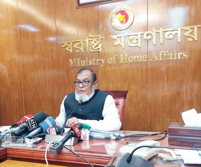 সচিবালয়ে আইনশৃঙ্খলাবিষয়ক মন্ত্রিসভা কমিটির বৈঠক শেষে সাংবাদিকদের ব্রিফ করেন কমিটির সভাপতি মুক্তিযুদ্ধবিষয়ক মন্ত্রী আ ক ম মোজাম্মেল হক
