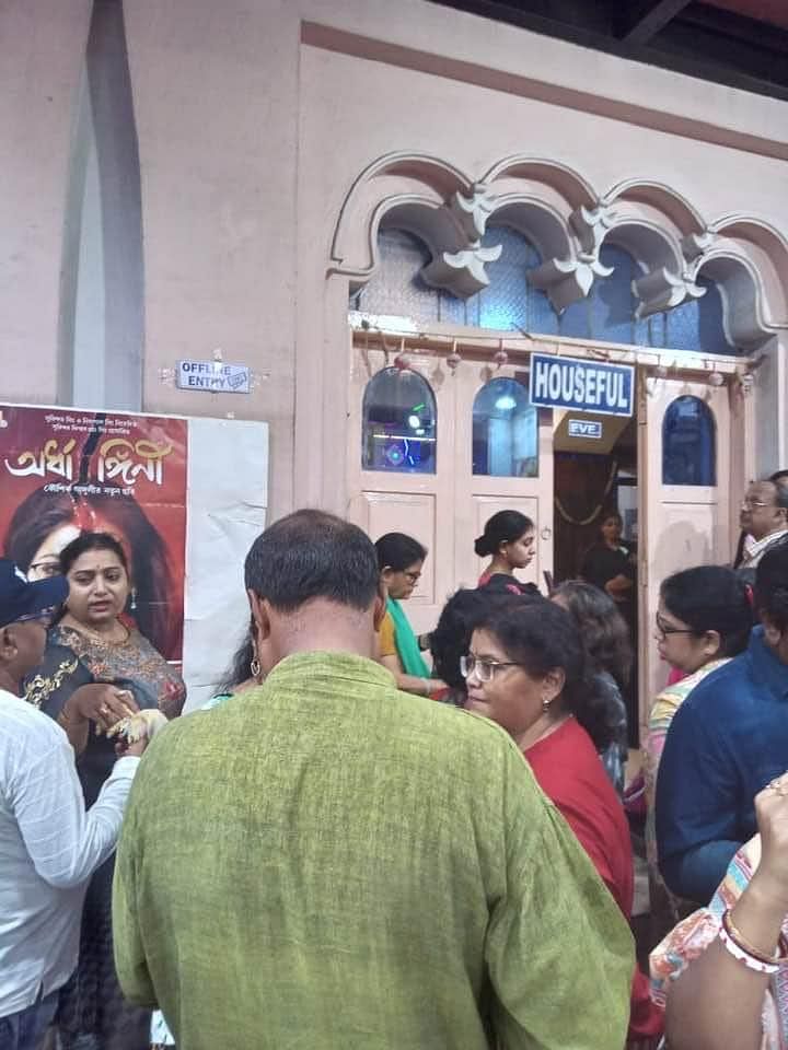 কলকাতায় হচ্ছে বৃষ্টি। এর মধ্যেই সুখবর দিলেন জয়া আহসান। তিনি ফেসবুক পোস্টে লিখেছেন, ‘প্রবল বৃষ্টিতেও থামছে না ‘অর্ধাঙ্গিনী’র হাউসফুলের ধারা! গতকাল স্টার থিয়েটার, ধন্যবাদ দর্শক।’