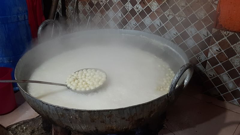 রস ফুটে উঠলে ছানার বলগুলো দিতে হয়
