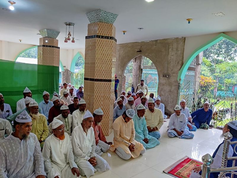 ফেনীর ফরহাদ নগর ইউনিয়নের পূর্ব সুলতানপুর শাহ আমানিয়া জাহাগিরিয়া দরবার শরিফ মসজিদে আজ সকালে ঈদুল আজহার জামাত অনুষ্ঠিত হয়