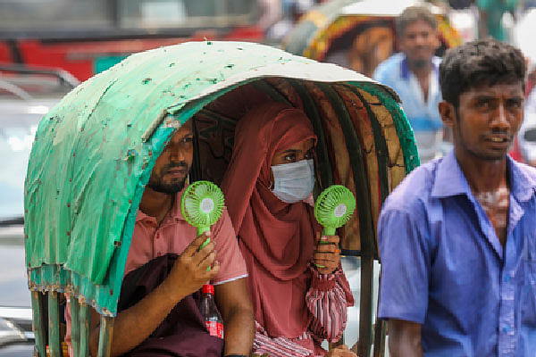 গরম থেকে বাঁচতে চলতি পথে এমন চার্জার ফ্যান ব্যবহার করছেন অনেকে।