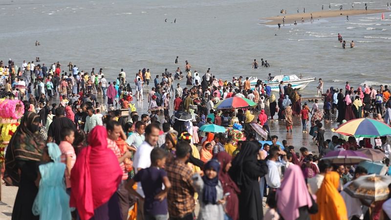 পতেঙ্গা সমুদ্রসৈকতে হাজারো মানুষের ভিড়