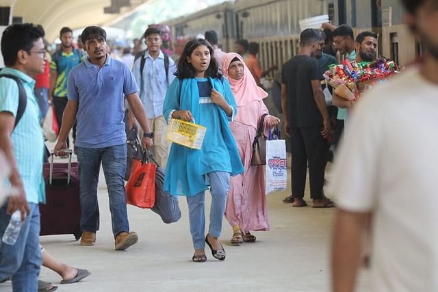 কমলাপুর রেলওয়ে স্টেশনে যাত্রীদের অপেক্ষা