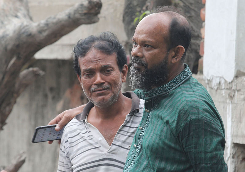 মেডিকেল কলেজ হাসপাতালের মর্গের সামনে মোয়াজ্জেমের বড় ভাই
শাহাদাত হোসেন (বায়ে)