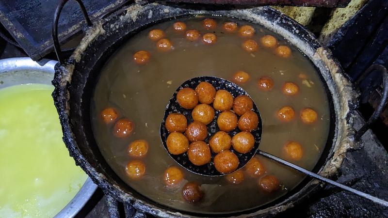 এই দোকানে চমচম, গোল মিষ্টি, মিনি মিষ্টি, ক্ষীরমোহন, রসমঞ্জুরি, ছানার সন্দেশ তৈরি করা হয়