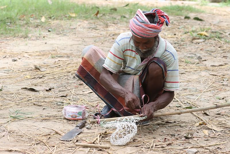 আম পাড়তে প্রস্তুত হচ্ছেন এক চাষি