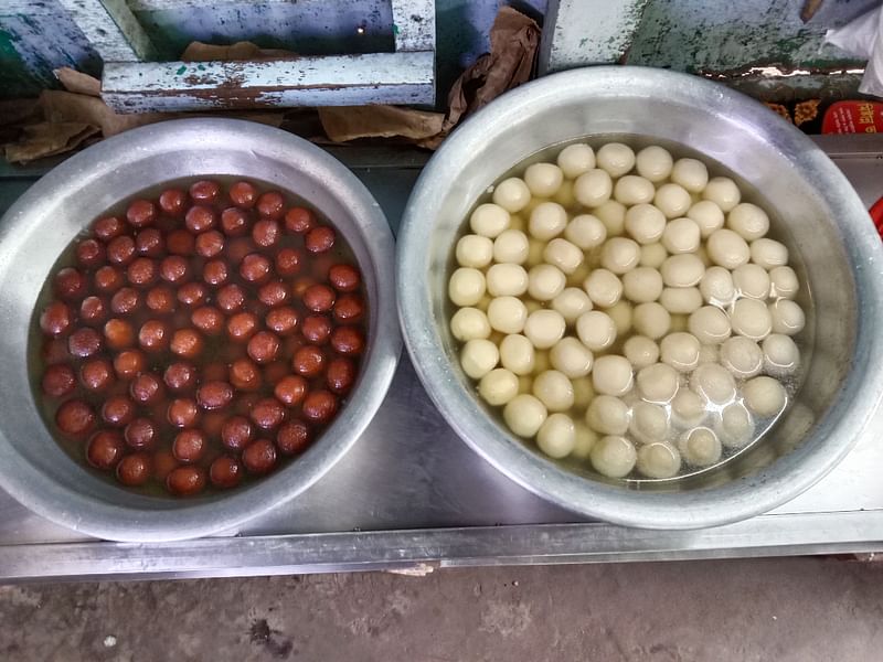 হরেক রকম মিষ্টির মধ্যে রসগোল্লা ভোজনরসিকদের কাছে একটু বেশিই প্রিয়