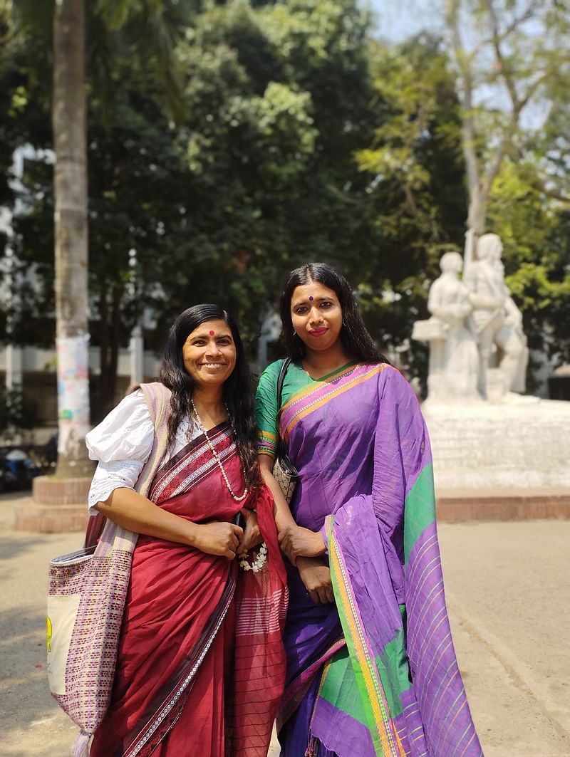 ঢাকা বিশ্ববিদ্যালয়ের শিক্ষক জোবাইদা নাসরীনের (বাঁয়ে) সঙ্গে সঞ্জীবনী সুধা