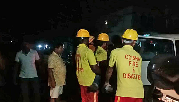 আহত ব্যক্তিদের অ্যাম্বুলেন্সে করে নিয়ে যাওয়া হচ্ছে। বালাসোর , ওডিশা ২ জুন