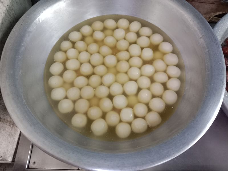 মুখে দিতেই গলে যায় মিষ্টি। এ কারণে ঝালকাঠির রসগোল্লার চাহিদা সারা দেশে