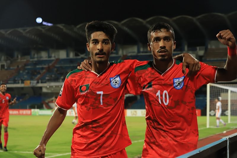 প্রথমার্ধে ১টি করে গোল করেছেন মোরছালিন (বাঁয়ে) ও রাকিব (ডানে)