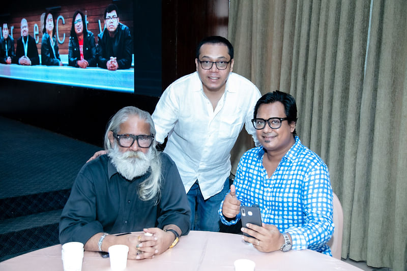 শুরুর দিককার সদস্য আহমেদ নেওয়াজের সঙ্গে বর্তমান সদস্য মারুফ হাসান রিয়েল (বেজ গিটার) ও মীর শাহরিয়ার মাসুম (কি–বোর্ড)
