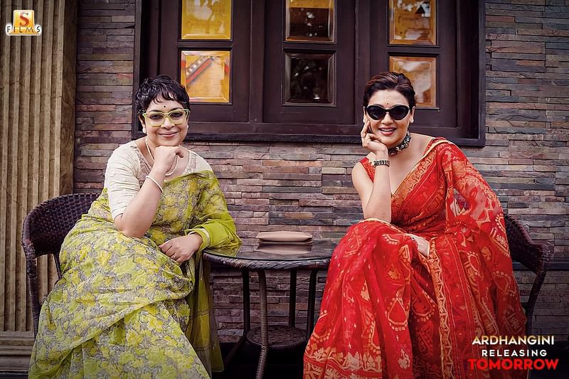 ২০১৩ সালে ‘আবর্ত’ দিয়ে কলকাতার সিনেমায় অভিনয় শুরু হয়েছিল জয়া আহসানের। এরপর গত ১০ বছরে করেছিলেন আরও বেশ কয়েকটি সিনেমা। গত কয়েক বছরে ‘বিজয়া’, ‘কণ্ঠ’, ‘রবিবার’, ‘বিনিসুতোয়’, ‘ঝরা পালক’, ‘অর্ধাঙ্গিনী’—পশ্চিমবঙ্গের একের পর এক প্রশংসিত সিনেমায় দেখা গেছে জয়া আহসানকে। সে তুলনায় বাংলাদেশে মুক্তি পাওয়া সিনেমার সংখ্যা উল্লেখযোগ্যভাবে কম। কলকাতায় কাজ করে জয়ার বড় পাওয়া কী? এ প্রশ্নের উত্তরে জয়া বলেন, ‘আমি দ্বিতীয় একটা দেশ পেয়ে গিয়েছি। ছোটবেলা থেকে এত গল্প শুনেছি, ইন্ডিয়াকে কখনো আলাদা একটা দেশ ভাবতাম না। বাবা বীর মুক্তিযোদ্ধা ছিলেন, তিনি বলতেন ইন্ডিয়া আমাদেরই দেশ। বাবা সব সময় দুই দেশের কথা বলতে গিয়ে “আমরা” করেই বলতেন।’ ‘অর্ধাঙ্গিনী’ ছবির প্রচারে চূর্ণী গাঙ্গুলি ও জয়া আহসান।