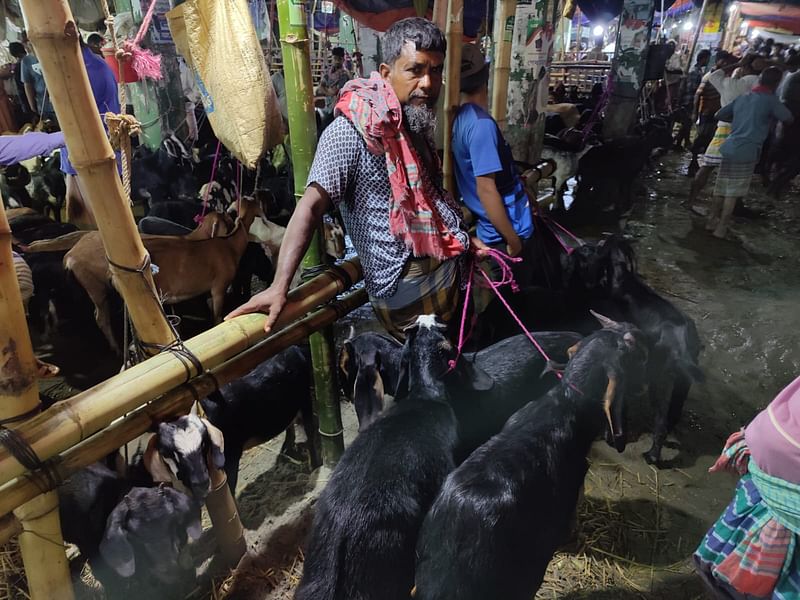 অবশিষ্ট দুটি খাসি বিক্রির আশায় পাইকার জালাল শেখ