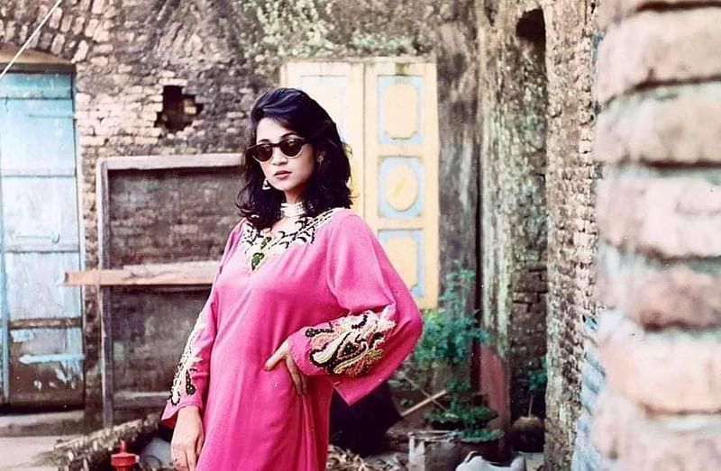 একদমই ব্যতিক্রমী লুকে তানিয়া আহমেদ। তাঁর ফ্যাশনসচেতনতা সেই সময়ে আলাদা করে নজর কেড়েছিল। সেই সময় বন্ধু মহলে তাঁকে ডাকা হতো মাধুরী নামে। সহকর্মীরাও তাকে এই নামে ডাকতেন।