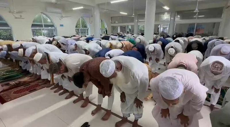 চাঁদপুরের ফরিদগঞ্জ উপজেলার টোরা মুন্সিরহাট জামে মসজিদে আজ সকাল ৮টায় ঈদুল আজহার নামাজ অনুষ্ঠিত হয়