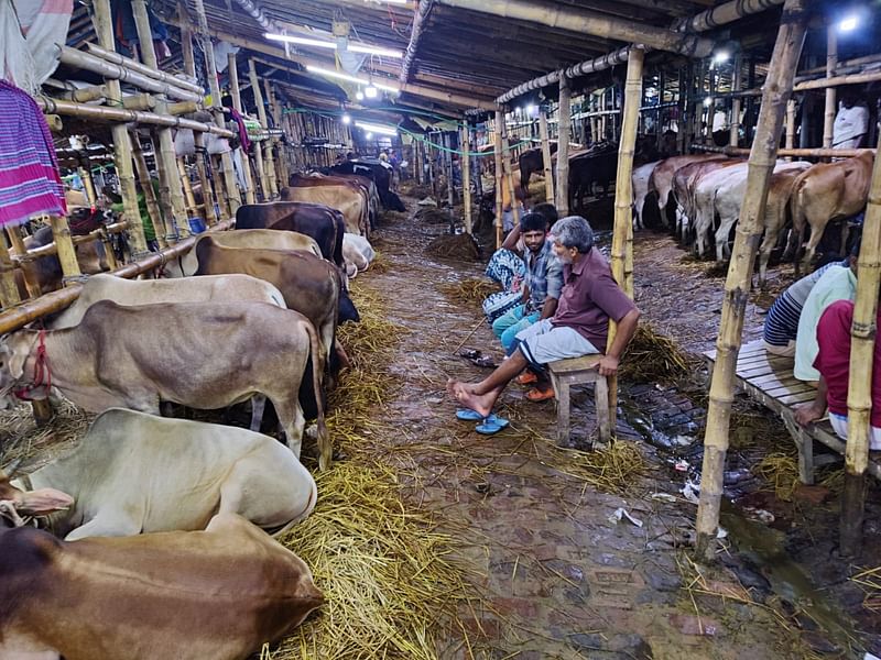 ক্রেতার অপেক্ষায় বসে আছেন বিক্রেতারা