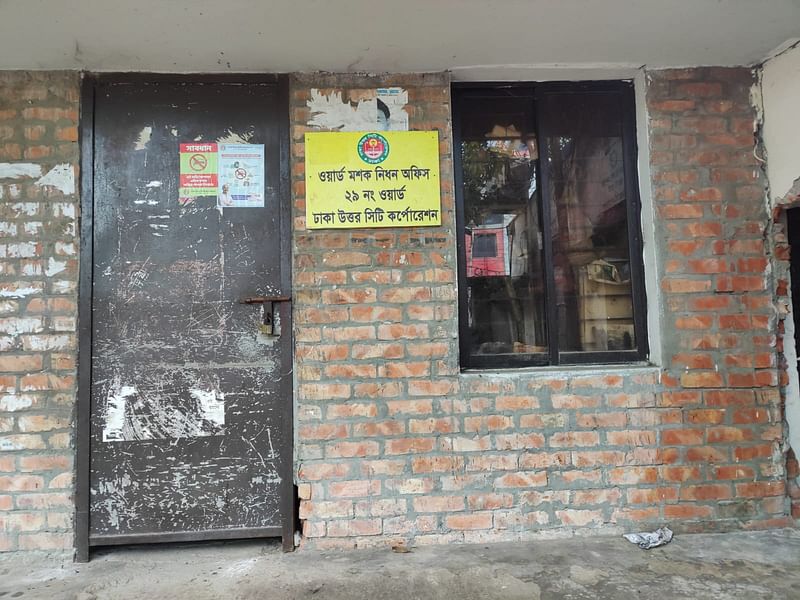 রাজধানীর কৃষি মার্কেট বাজারসংলগ্ন ২৯ নম্বর ওয়ার্ডের মশকনিধনের কার্যালয়ের দরজাও তালাবদ্ধ পাওয়া যায়। সকাল ৬টা ৪৪ মিনিট