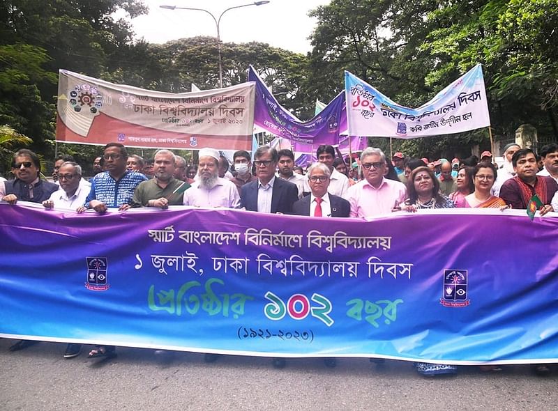 সকালে বিশ্ববিদ্যালয়ের সব হলের শিক্ষক-শিক্ষার্থী, কর্মকর্তা-কর্মচারী ও অ্যালামনাইদের নিয়ে স্মৃতি চিরন্তন চত্বর থেকে উপাচার্য মো. আখতারুজ্জামানের নেতৃত্বে একটি শোভাযাত্রা বের করা হয়