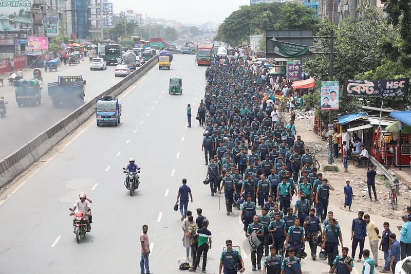 আইনশৃঙ্খলা রক্ষাকারী বাহিনীর সদস্যরা দনিয়া কলেজের সামনের সড়ক ধরে রায়েরবাগ পর্যন্ত টহল দিচ্ছেন