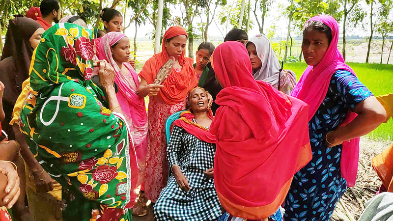 নিহত রেজাউলের মায়ের আহাজারি। ছেলের মৃত্যুর খবরে বারবার মূর্চ্ছা যাচ্ছেন মা রেনুজা বেগম। রোববার দুপুরে নকলা উপজেলার নারায়ণখোলা পশ্চিমপাড়া গ্রামে