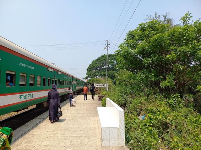 পাকশী স্টেশনের প্ল্যাটফর্ম