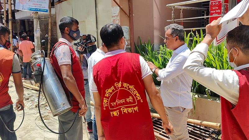মশার ওষুধ না ছিটানোর অভিযোগ করেন এক বাসিন্দা। ওয়ারীর টিপু সুলতান রোডে, মঙ্গলবার বেলা ১১টায়