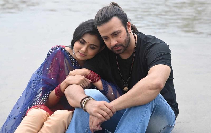 ‘প্রিয়তমা’ ছবির দৃশ্যে শাকিব খানের সঙ্গে ইধিকা পাল