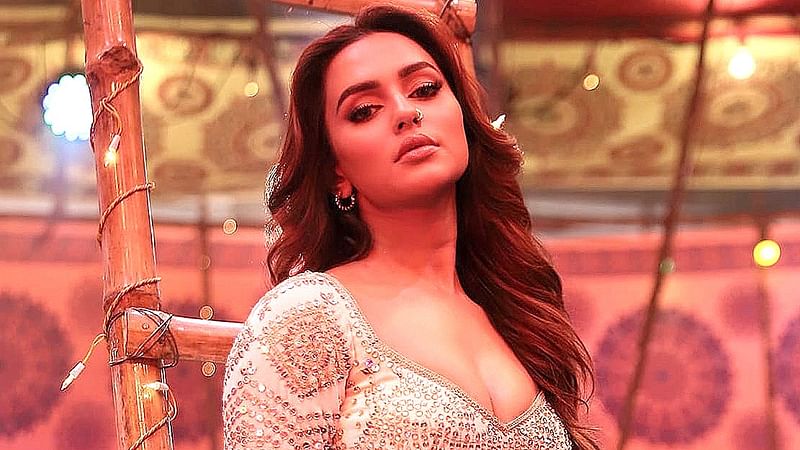 ‘সুড়ঙ্গ’ ছবির গানের দৃশ্যে নুসরাত ফারিয়া