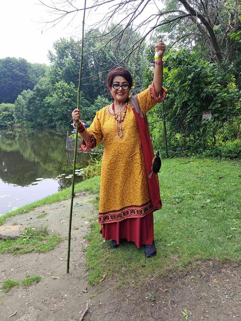 ববিতার মতে, শুরুর দিকে শখ থাকলেও এখন তা নেশা হয়ে গেছে। জানালেন, তাঁর বাবারও ছিল এই নেশা। কিন্তু সেটা যে বংশপরম্পরায় নিজের ভেতর চলে আসবে, তা তিনি নিজেও ভাবতে পারেননি। কানাডা ও আমেরিকায় গেলে ছুটে যান মাছ ধরার বিভিন্ন স্থানে। ছেলের সঙ্গে সময় কাটানোর পাশাপাশি মাছ ধরতে বেরিয়ে পড়াও তাঁর রুটিন। ববিতার মাছ শিকারের তেমনিই একটি স্থিরচিত্র।
