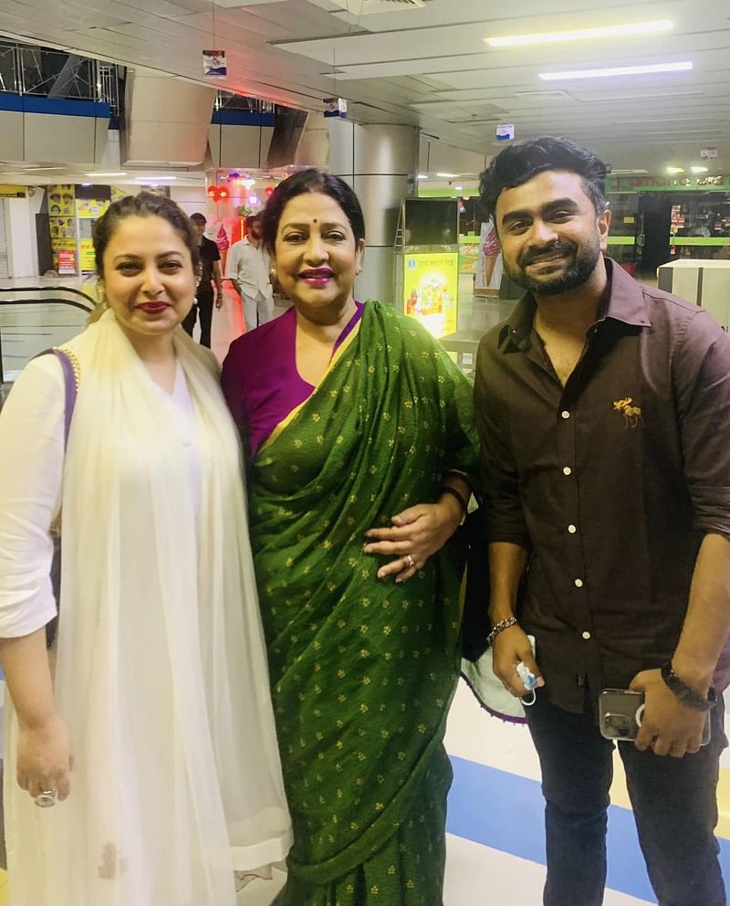 ‘প্রহেলিকা’ ছবিটি দেখা শেষে প্রেক্ষাগৃহ থেকে বেরিয়ে যাওয়ার সময় সুবর্ণা মুস্তাফার সঙ্গে ছবির ‘মেঘের নৌকা’ গানের দুই শিল্পী কোনাল ও ইমরান