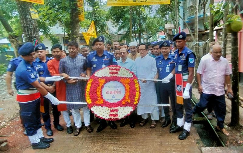 শোলাকিয়ায় জঙ্গি হামলার ঘটনাস্থল চরশোলাকিয়া সবুজবাগ মোড়ে নির্মিত অস্থায়ী বেদিতে আজ সকালে ফুল দিয়ে শ্রদ্ধা জানান জেলা প্রশাসক ও পুলিশ সুপার