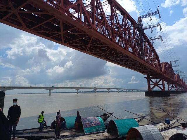 হার্ডিঞ্জ রেলসেতুর নিচে বেঁধে রাখা নৌকা
