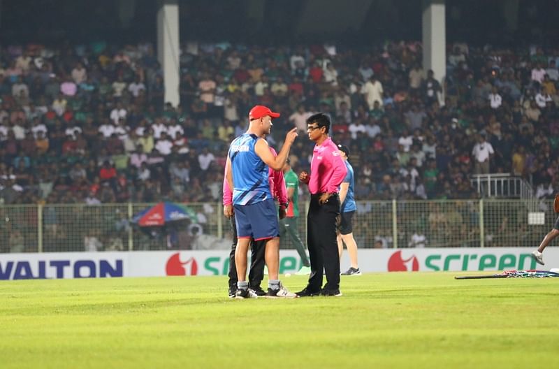 আম্পায়ারদের সঙ্গে আলোচনায় ট্রট, সিলেটে দ্বিতীয় টি-টোয়েন্টিতে