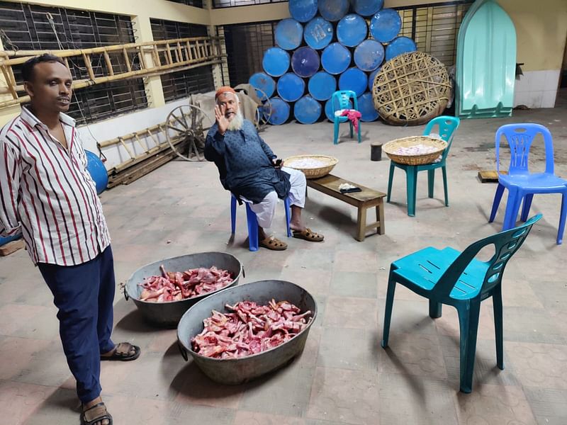 ভেতরে কয়েকজন রান্নার আয়োজনে ব্যস্ত