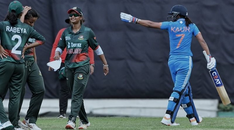 আউট হওয়ার পর ক্ষুব্ধ হারমানপ্রীত কৌর