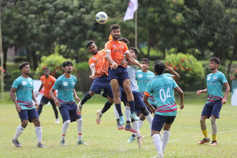 জাহাঙ্গীরনগর বিশ্ববিদ্যালয়ের খেলোয়াড়দের গোললাইন থেকে বল সরানোর চেষ্টা। 