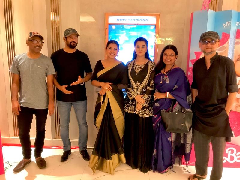 মহাখালীর স্টার সিনেপ্লেক্সে ‘প্রহেলিকা’র বিশেষ প্রদর্শনীতে নাসির উদ্দিন খান, মাহফুজ আহমেদ, শবনম বুবলী, নুসরাত ইমরোজ তিশা, চয়নিকা চৌধুরী ও মোস্তফা সরয়ার ফারুকী