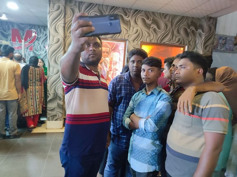 বগুড়ার মধুবন প্রেক্ষাগৃহে ‘প্রিয়তমা’ দেখতে আসা দর্শকদের সেলফি
