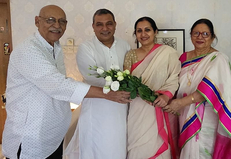 বিপাশার বাবা নাট্যজন আবুল হায়াত তাঁদের বিবাহবার্ষিকীতে কয়েকটি স্থিরচিত্র ফেসবুকে পোস্ট করে শুভেচ্ছা জানিয়েছেন। তিনি লিখেছেন, ‘শুভ বিবাহবার্ষিকী বিপাশা-তৌকীর। অনন্ত শুভকামনা। আগামী দিনগুলো ভরে উঠুক আনন্দ, সুখ, শান্তি আর সাফল্যে।’
