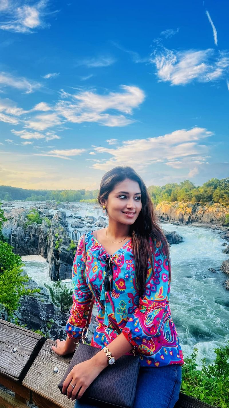 কোনো ছবিতে তাঁকে দেখা গেছে ভার্জিনিয়ার গ্রেট ফলসের সামনে, কোনো ছবি আবার পোস্ট করেছেন ওয়াশিংটন থেকে
