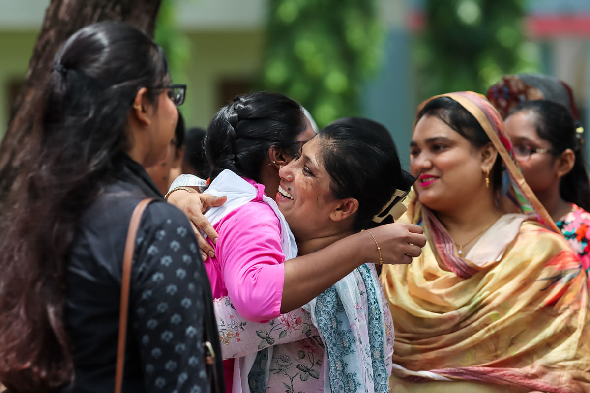 প্রত্যাশিত ফলাফল পেয়ে আনন্দে এক শিক্ষার্থী অভিভাবককে জড়িয়ে ধরেছে। বরিশাল সরকারি বালিকা উচ্চবিদ্যালয়